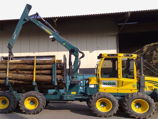 Forwarder-Fahrzeug mit Breitbereifung transportiert Baumstämme als Teil des Baumpflege Service.